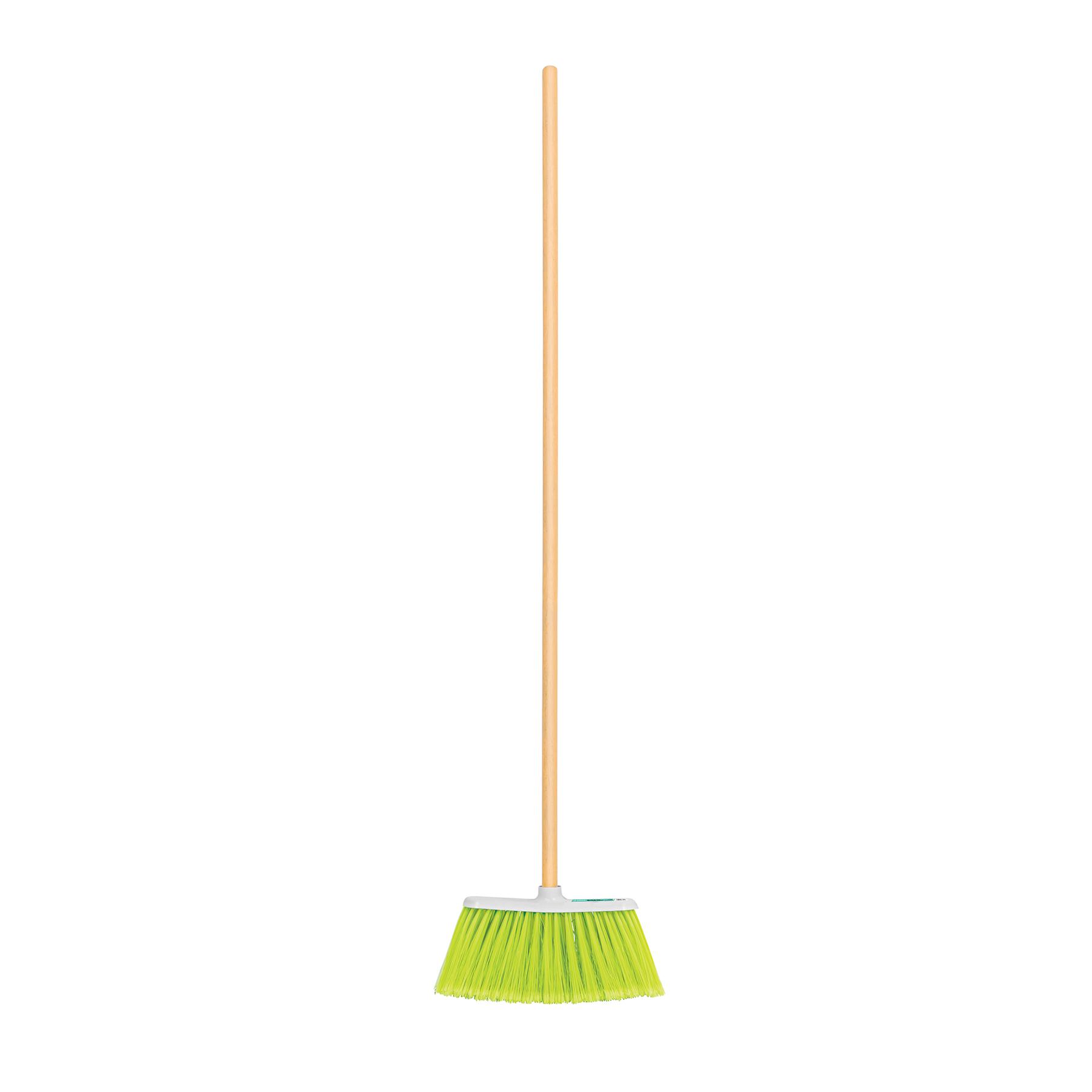 ESCOBA MEDIANA TIPO CEPILLO, CERDAS DE PVC, BASTÓN DE MADERA